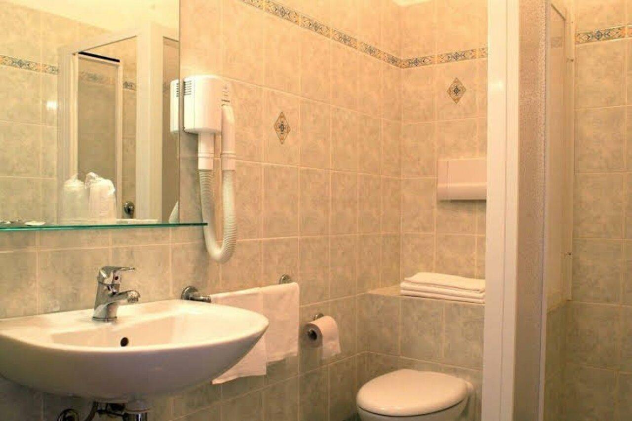 Hotel Astor Limone sul Garda Exteriör bild
